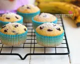 Muffin banana e cioccolato spolverati di zucchero a velo, pronti per essere gustati.