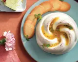 Deliziosa crema al latte con frutto della passione e biscotti, guarnita con menta. Un dolce invitante.
