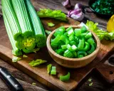 Sedano fresco, tagliato a pezzi in una ciotola, pronto per essere gustato. Verdure che non gonfiano la pancia, perfette per una dieta leggera e salutare.