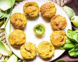 Muffin dorati, perfetti per una colazione proteica salata. Circondati da carciofi e basilico fresco, invitano a un pasto nutriente.