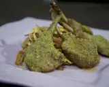 Agnello in padella fatto in casa da Benedetta, croccante e dorato, servito su un letto di verdure croccanti.