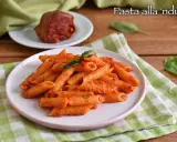 Piatto di penne al sugo rosso piccante, condite con nduja calabrese e basilico fresco.