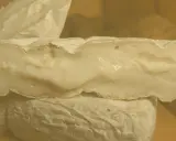Formaggio di capra cremoso, con una crosta bianca e un interno morbido. Un piacere per il palato, da gustare con moderazione per il colesterolo.