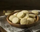 Una ciotola di legno piena di deliziosi biscotti senza uova, perfetti per una pausa dolce.
