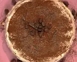Tiramisù ricetta Benedetta: un dolce cremoso e goloso, ricoperto di cacao e scaglie di cioccolato, pronto per essere gustato.