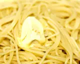 Un piatto di spaghetti fumanti, conditi con burro fuso che si scioglie lentamente. Un classico intramontabile: pasta in bianco.