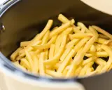 Patate dorate e croccanti pronte per essere gustate, appena uscite dalla friggitrice ad aria.