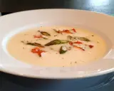 Una cremosa fonduta di pecorino con asparagi e pancetta croccante, un piatto che scalda il cuore.