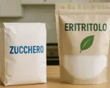 Sacchetto di zucchero e confezione di eritritolo. Attenzione, l'eritritolo fa male, meglio lo zucchero?