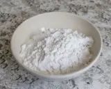 Una ciotola piena di frumina, un ingrediente base per dolci e preparazioni in cucina.