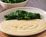 Piatto con purè di fave cremoso e spinaci saltati. Un contorno semplice e gustoso.