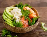 Poke bowl con salmone, avocado e riso bianco. Chi dice che il riso fa ingrassare non ha provato questa delizia!