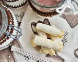 Bastoncini croccanti ricoperti di cocco, perfetti dolci senza glutine per accompagnare una bevanda calda.