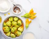 Fiori di zucca freschi, mozzarella, acciughe e olio d'oliva pronti per essere cucinati.