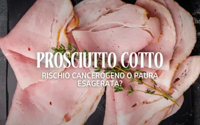 Fette di prosciutto cotto, con testo che interroga sul rischio cancerogeno.