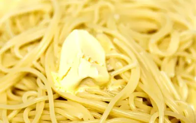 Un piatto di spaghetti fumanti, conditi con burro fuso che si scioglie lentamente. Un classico intramontabile: pasta in bianco.