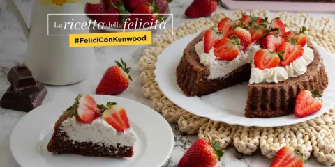Una crostata morbida al cioccolato, guarnita con panna e fragole fresche, è la ricetta della felicità.