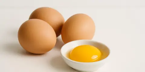 Tre uova intere e un tuorlo in una ciotolina. Quante uova a settimana per una dieta equilibrata?
