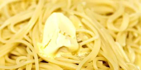 Un piatto di spaghetti fumanti, conditi con burro fuso che si scioglie lentamente. Un classico intramontabile: pasta in bianco.