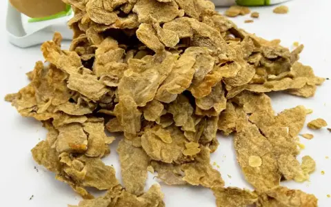 Un mucchio di cicoli, croccanti e dorati, pronti per essere gustati. Scopri cosa sono i cicoli e la loro bontà.