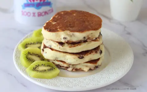 Pancake con yogurt greco e kiwi, una colazione golosa e leggera.