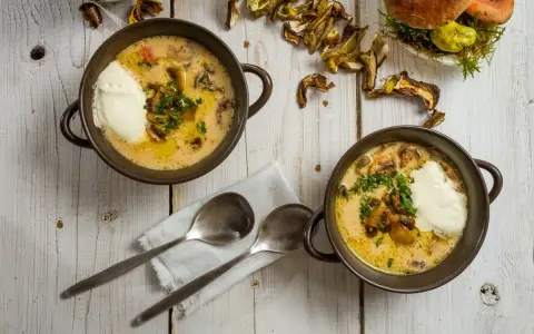 Zuppa cremosa ai funghi, un'idea su funghi secchi come cucinarli. Servita con panna e prezzemolo.
