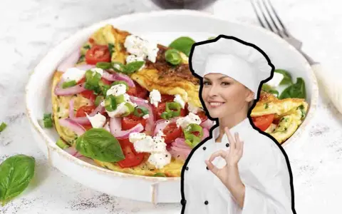 Chef sorridente mostra una deliziosa frittata di cipolle, pomodori e formaggio feta, guarnita con basilico fresco.