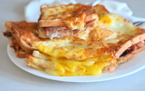 Toast filanti in friggitrice ad aria, con formaggio fuso e un uovo.