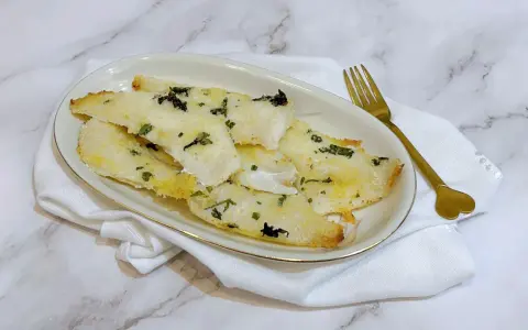 Delizioso merluzzo in friggitrice ad aria, croccante fuori e morbido dentro, guarnito con erbe aromatiche.