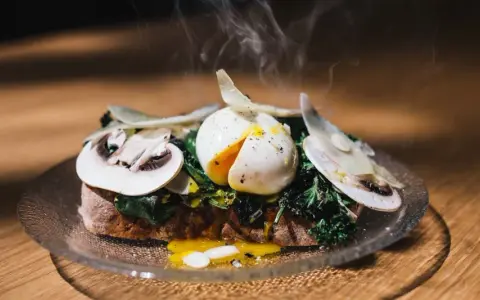 Bruschetta con uovo in camicia, funghi e verdure. La ricetta perfetta per un brunch gustoso.