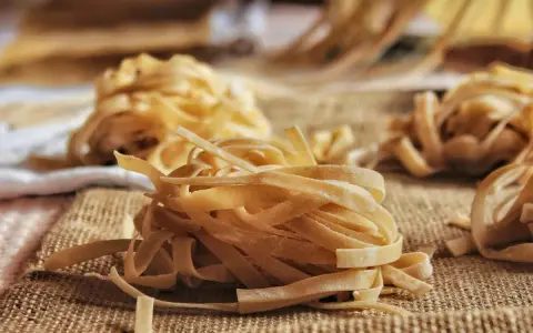 Nidi di pasta fresca, pronti per essere cucinati. La farina per pasta fatta in casa dona un sapore autentico.