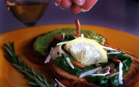 Bruschetta con bietole in padella, limone e pinoli. Un tocco di freschezza e gusto.
