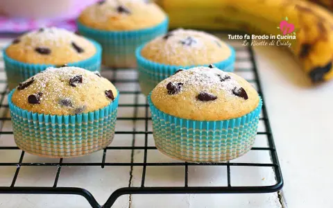 Muffin banana e cioccolato spolverati di zucchero a velo, pronti per essere gustati.