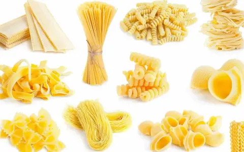 Una carrellata di diversi tipi di pasta: lasagne, spaghetti, fusilli, fettuccine, conchiglioni, farfalle, capelli d'angelo e maccheroni.