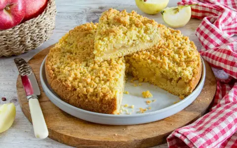 Una deliziosa sbriciolata di mele, con la sua crosta dorata e friabile, pronta per essere gustata.