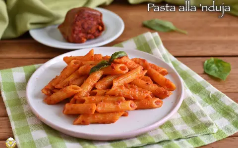 Piatto di penne al sugo rosso piccante, condite con nduja calabrese e basilico fresco.