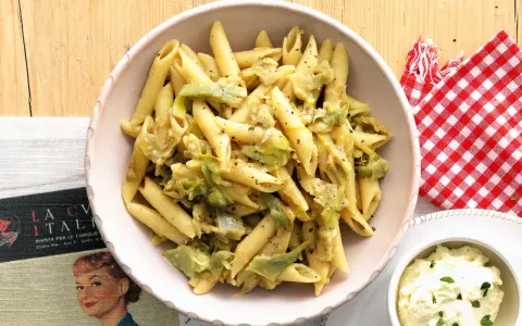 Penne con carciofi, un piatto cremoso e saporito, pronto per essere gustato.