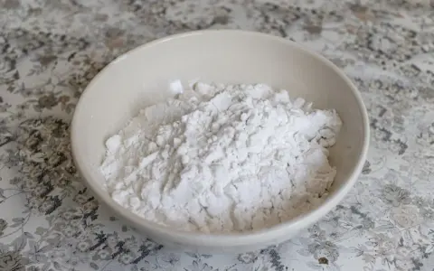 Una ciotola piena di frumina, un ingrediente base per dolci e preparazioni in cucina.