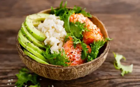 Poke bowl con salmone, avocado e riso bianco. Chi dice che il riso fa ingrassare non ha provato questa delizia!