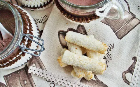 Bastoncini croccanti ricoperti di cocco, perfetti dolci senza glutine per accompagnare una bevanda calda.