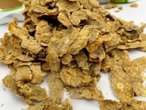Un mucchio di cicoli, croccanti e dorati, pronti per essere gustati. Scopri cosa sono i cicoli e la loro bontà.
