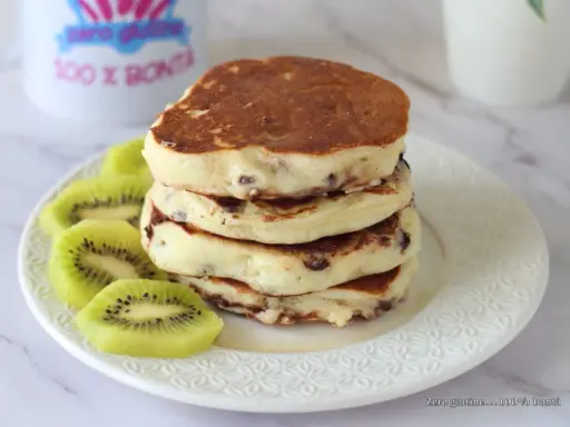 Pancake con yogurt greco e kiwi, una colazione golosa e leggera.