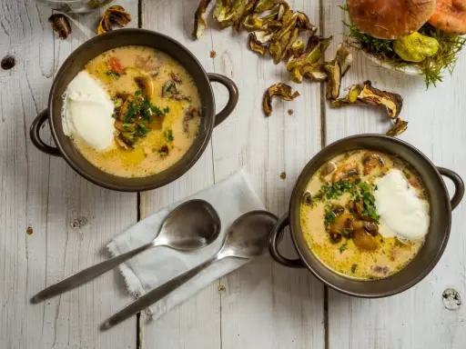 Zuppa cremosa ai funghi, un'idea su funghi secchi come cucinarli. Servita con panna e prezzemolo.