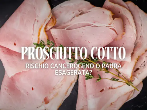 Fette di prosciutto cotto, con testo che interroga sul rischio cancerogeno.
