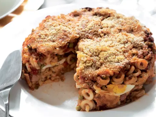 Un invitante anelletti al forno, con strati di pasta, ragù, piselli e uova sode, dorato e croccante in superficie.