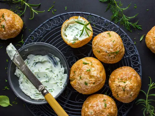 Piccoli panini ripieni di crema al mascarpone ed erbe aromatiche, perfetti per ricette salate con mascarpone.