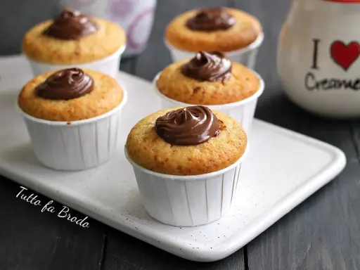 Muffin alla Nutella, soffici e golosi, pronti per essere gustati. Un dolce che conquista al primo assaggio.