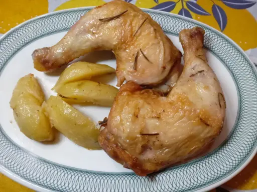Cosce di pollo in friggitrice ad aria, dorate e succulente, servite con patate arrosto. Un piatto semplice e gustoso.