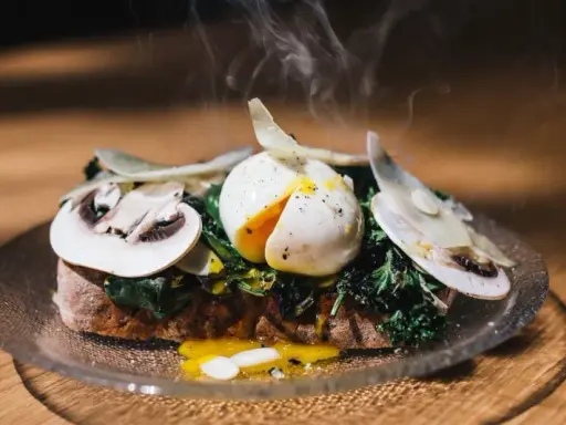 Bruschetta con uovo in camicia, funghi e verdure. La ricetta perfetta per un brunch gustoso.
