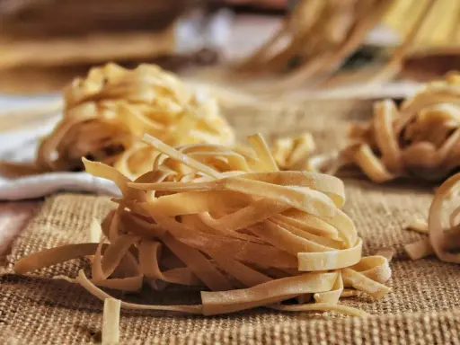 Nidi di pasta fresca, pronti per essere cucinati. La farina per pasta fatta in casa dona un sapore autentico.